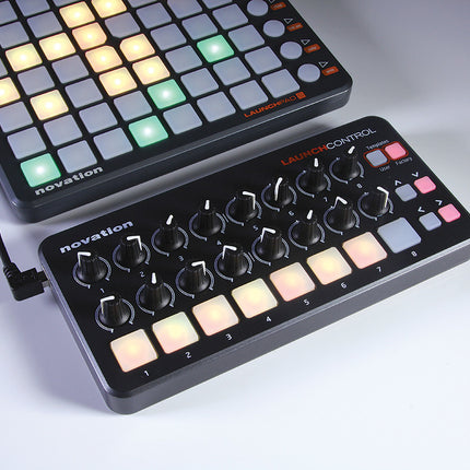 Novation Launch Control With 8 x Multicolor Backlit Buttons and 16 x Knobs