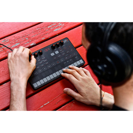 IK Multimedia Uno Synth -  Portable Monophonic Analog Synthesizer