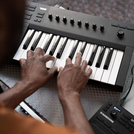 Native Instruments Komplete Kontrol A25 25-key MIDI Controller Keyboard (A-25/A 25)