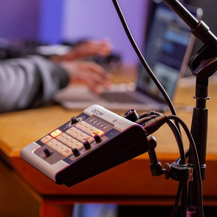 Zoom V3 Multi Effects Vocal Processor And USB Audio Interface With 1 XLR Input And Phantom Power (V 3/V-3)