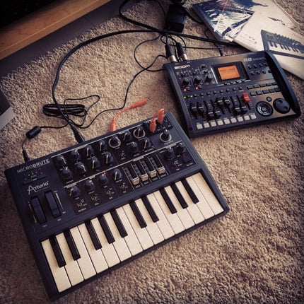 Arturia MicroBrute - 25 Keys Analog Monophonic Midi Synthesizer - Black ( Keylab88 / Mk2 )