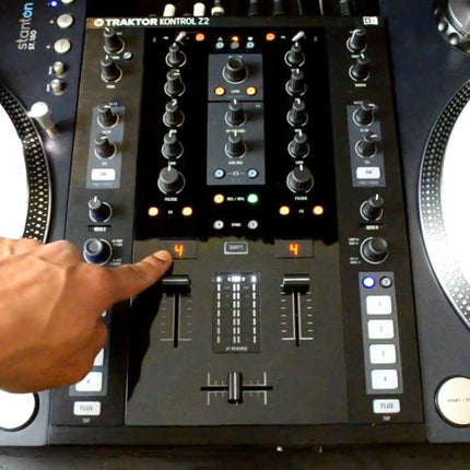 Native Instruments Traktor Kontrol Z2 2+2 Channel DJ Mixer